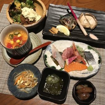 旬の食材をちょっとずついろいろ。ドリンク1杯付きのお得な”和和（なごなご）セット”（6月）
