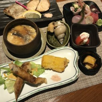 旬の食材をちょっとずついろいろ。ドリンク1杯付きのお得な”和和（なごなご）セット”（9月）