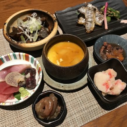 旬の食材をちょっとずついろいろ。ドリンク1杯付きのお得な”和和(なごなご)セット”(11月)