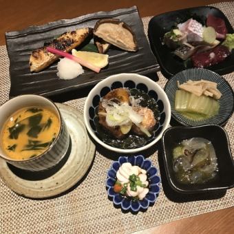 旬の食材をちょっとずついろいろ。ドリンク1杯付きのお得な”和和（なごなご）セット”（12月）