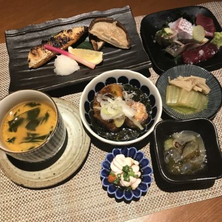 旬の食材をちょっとずついろいろ。ドリンク1杯付きのお得な”和和（なごなご）セット”（12月）