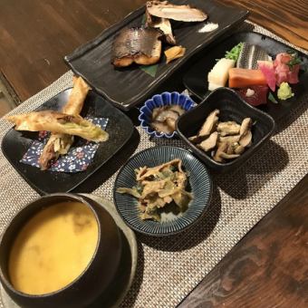 旬の食材をちょっとずついろいろ。ドリンク1杯付きのお得な”和和（なごなご）セット”（3月）