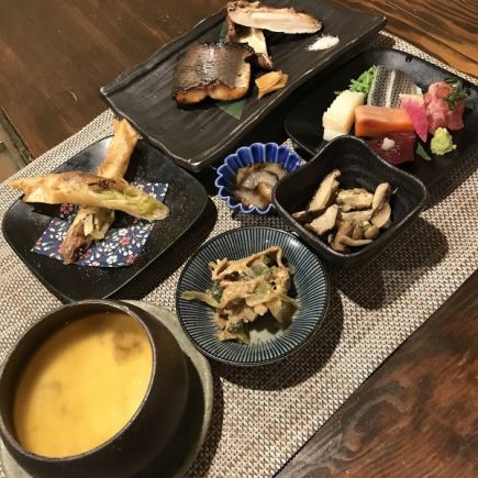 旬の食材をちょっとずついろいろ。ドリンク1杯付きのお得な”和和(なごなご)セット”(3月)