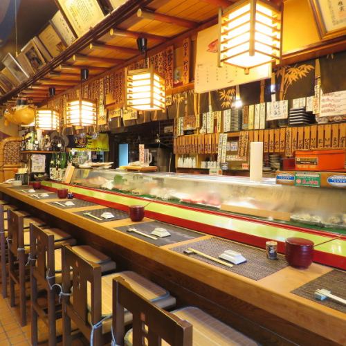 享受在寿司店的真正乐趣。日本寿司店的基本风格是，顾客在顾客中间一边喝酒、一边吃饭，笔直地站着说话，这样很好。