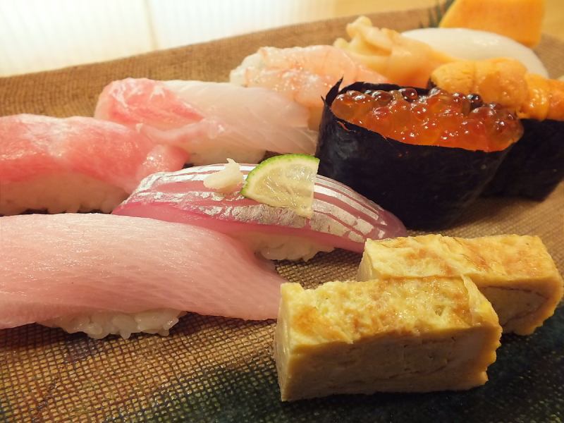 新潟縣壽司三味特產握壽司10個裝“極”（帶湯）4,400日元（含稅）