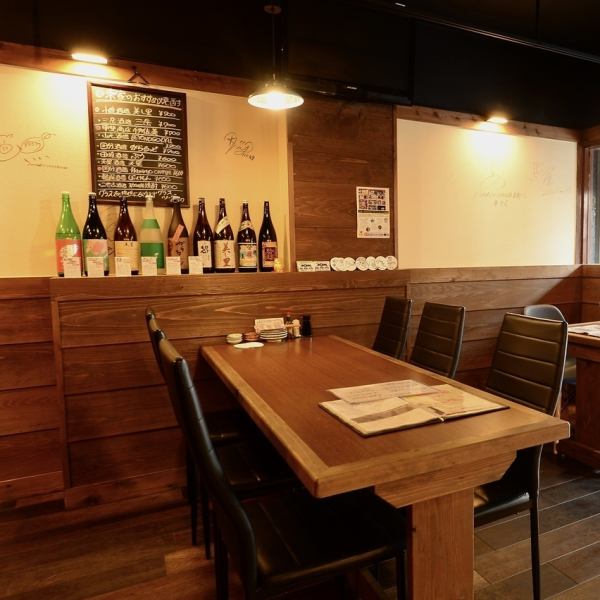 ご宴会にぴったりのテーブル席を各種ご用意しております。2名様からご利用いただけるテーブルや、4名様以上でゆったりとくつろげるテーブルなど、人数に合わせてお選びいただけます。ご友人との飲み会、ご家族での食事会など、様々なシーンでご利用ください。