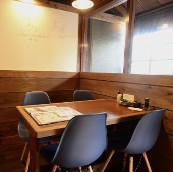 2名様からご利用いただけるテーブル席をご用意しております。木目調の落ち着いたテーブルと、ゆったり座れるソファータイプのベンチシートで、居心地の良さは抜群です。親しい方との食事や、デートでのご利用に最適。美味しい料理を囲んで、会話が弾む素敵な時間をお過ごしください。