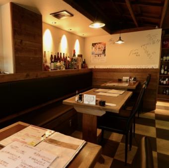 4名様からゆったりご利用いただけるテーブル席もご用意。落ち着いた雰囲気の中で、お食事や会話を心ゆくまでお楽しみいただけます。ご家族での食事はもちろん、ご友人との飲み会や会社の同僚との宴会にも最適です。特別なひとときを、ぜひ当店でお過ごしください。