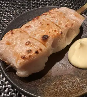 两块味道极其鲜美的鸡胸肉（咸味）。