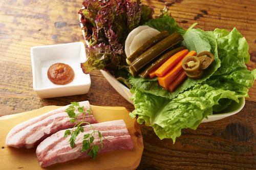 沖繩紅豬肉和大量蔬菜套餐