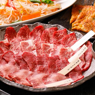 A superb course where you can enjoy thickly-sliced marbled meat and soft core tongue. 8 dishes in total, 10,000 yen.