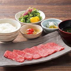 仅限平日! [绫晚餐] 可以享用包括稀有部位和握寿司在内的 4 种黑毛和牛的晚餐方案。