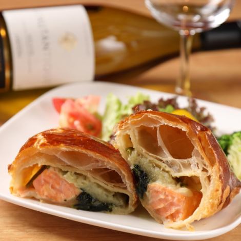 [A classic French dish] Crispy and baked "Salmon in puff pastry" 1,540 yen (tax included)