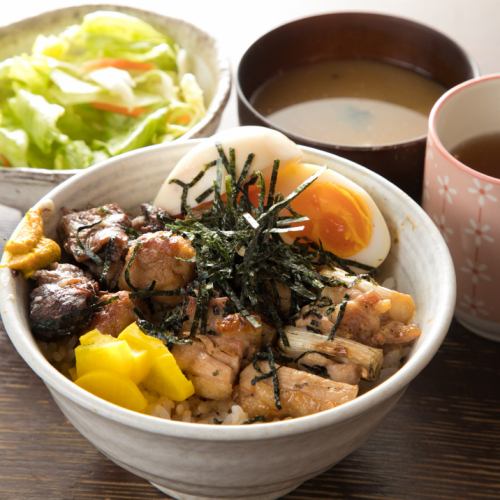 스페셜 공방 덮밥 (숯불 구이 특제 닭 꼬치 덮밥) 730 엔 (세금 포함)