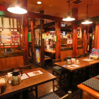 【テーブル：4名席（5卓）】長年、地元武蔵小杉で地域密着型で長年やってきた居酒屋なので、ご家族・カップル・友人同士の飲み会などにおススメです。隣どおしのお席や前後のお席をくっつけて団体利用可能のテーブル席です。混雑時は2時間制となります。ご了承ください。