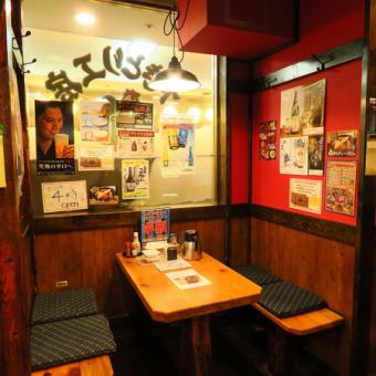 [Table: 2 seats (1 table)] Recommended for drinking parties of couples, friends, one person, and two people.The old-fashioned THE Izakaya with red-orange walls and various posters.When it is crowded, it will be 2 hours.Please note.
