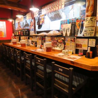 [11 seats at all counters] Recommended for 1 person, 2 persons, and regulars.The old-fashioned THE Izakaya with red-orange walls and various posters.When it is crowded, it will be 2 hours.Please note.