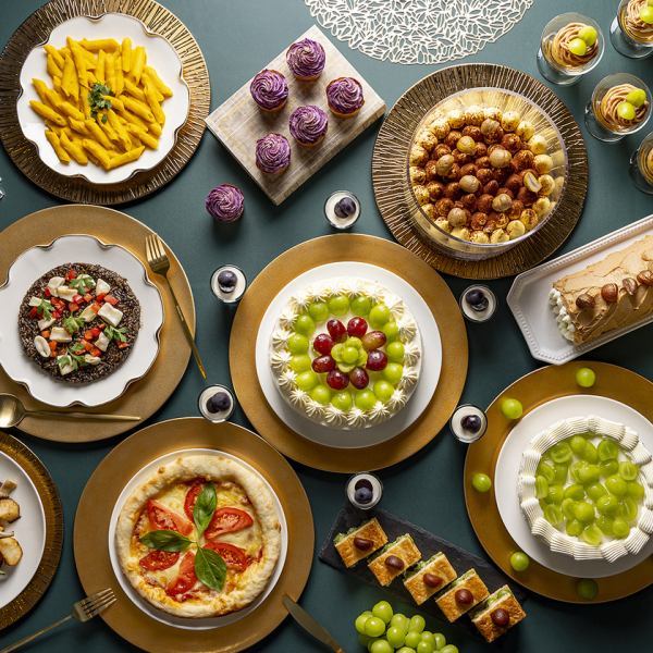 ビュッフェでは、季節の素材を活かしたお料理や旬のフルーツを使ったスイーツをご提供しております。季節によって異なりますので、メニューの詳細につきましては、ホームページをご覧ください。皆様のお越しをスタッフ一同心よりお待ち申し上げております。