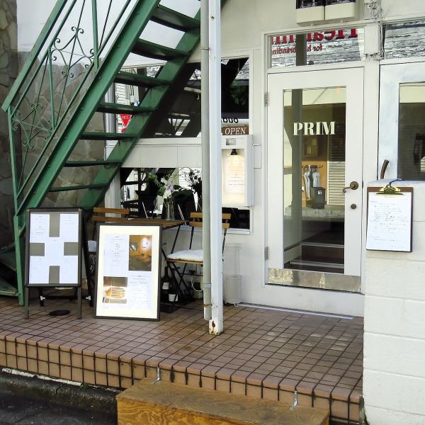 当店は、東京メトロ日比谷線恵比寿駅4出口から徒歩約8分、東急東横線代官山駅北口から徒歩約3分と、アクセスが便利です。お一人様から大人数まで幅広くご利用いただけるスペースをご用意しており、特別な場合には貸切対応も可能ですので、お気軽にご相談ください。お客様のご来店を心よりお待ちしております。
