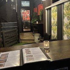 スペイン風の華やかなデザインが施された店内で、仲間と過ごす賑やかな時間を演出します！炎や煙を使ったライブ演出も楽しめるので、お食事がエンターテイメントに変わります♪快適で盛り上がる空間を整えています。