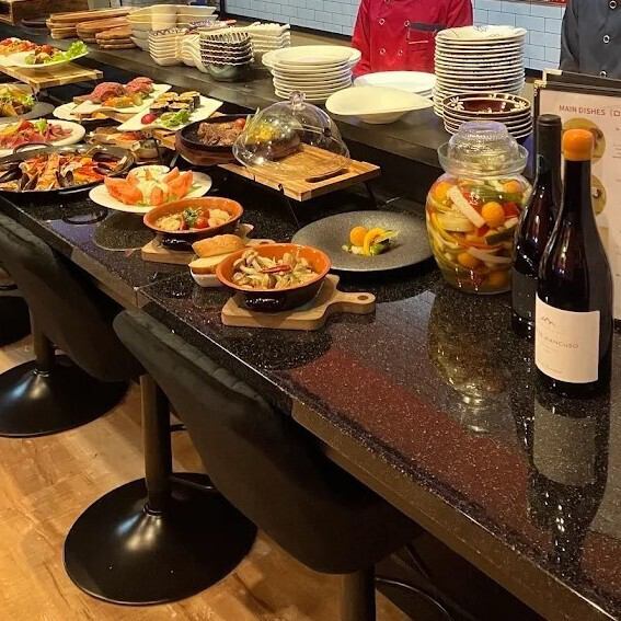 2名様や少人数向けのカウンター席で、スペイン風の温もりある雰囲気の中お食事を楽しめます◎オープンキッチンから漂う香りと炎の演出は必見。ドリンクとのペアリングやライブ感を間近で体験しながら、プライベートな時間を贅沢に過ごせるのが魅力です♪