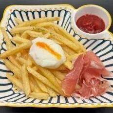 フライドポテトの温泉卵ハモンセラーノのせ