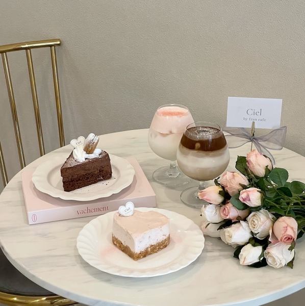 おしゃれなインテリアが施されており、訪れるだけで気分が上がる店内です♪ゆったりとした時間を楽しむことができます！友達とのおしゃべりや、一人でのリラックスタイムに最適な場所です♪