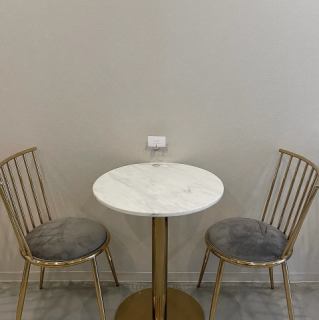 【2名様×3席】おしゃれなカフェのテーブル席は、デートや友達とのおしゃべりにぴったりです☆2名様用の席が3つあり、プライベート感を大切にしながらリラックスできます♪