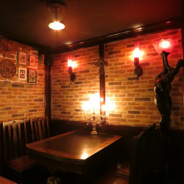 【魔法の世界に迷い込んだような店内】壁はお城のようなレンガ調で、心を躍らせる雰囲気が漂います♪アンティーク調のインテリアが散りばめられた特別な空間で、非日常的な雰囲気を楽しみながらお酒を飲むことができます☆お友達や大切な方と共に、素敵なひとときをお過ごしください。