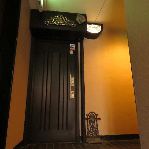 アンティーク調のインテリアが特別な雰囲気を醸し出し、心を躍らせる空間を演出しています♪壁はレンガ調で、まるで魔法の世界に迷い込んだかのような感覚を味わえます◎この魅力的な空間の中で、非日常の世界をお過ごしください！