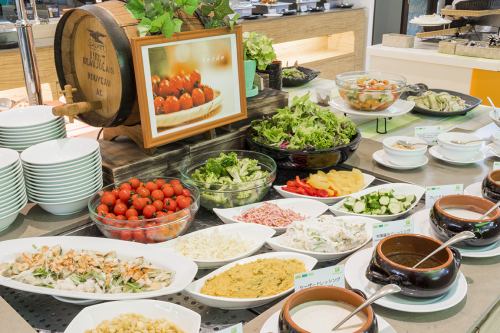 <p>フレッシュなお野菜が並ぶサラダバー。道産食材を使用したお料理をご用意しております。</p>