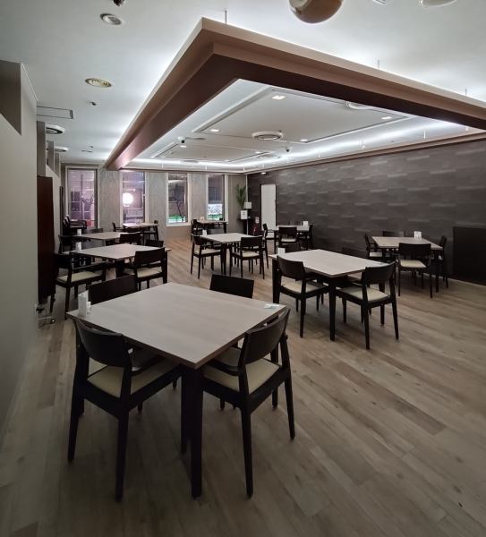 広々とした店内では、シックで落ち着いた雰囲気でゆったりと過ごせます。