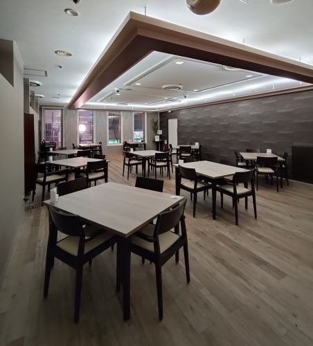 <p>広々とした店内では、シックで落ち着いた雰囲気でゆったりと過ごせます。</p>