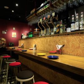 We also have counter seats available for one person or more. There is a bar counter right in front of you, so please enjoy your time at the counter seats, which give off a lively vibe. Perfect for dates or a quick drink.