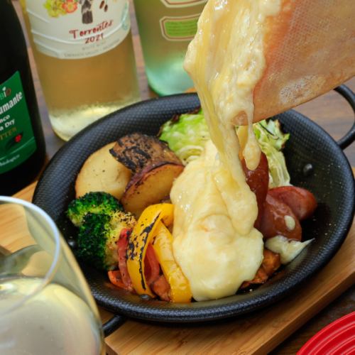 [The melted cheese is sure to look great on social media] Raclette cheese with sausage and vegetables (regular or small)