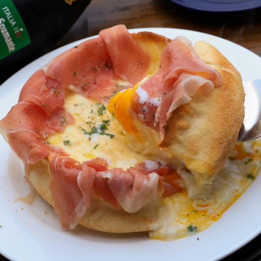 [I want to drown in a sea of cheese! Calorie violence!] Chicago pizza with prosciutto and soft-boiled egg 2,750 yen (tax included)