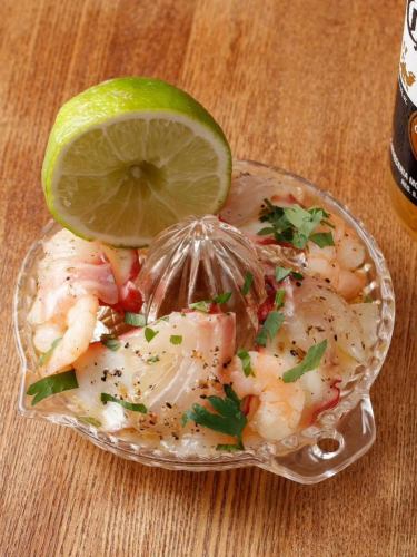 推荐给在所泽聚会的女生 | 时尚的居酒屋，木质底座，色彩缤纷的室内装潢“Tombo Bar”

您好，晚上好！
这是#Staff Kai！

非常受欢迎的海鲜酸橘汁腌鱼！
菜单上唯一一道让人感觉非常清爽的海鲜菜！
如果您想吃海鲜，或者想吃点清爽的食物来舒缓味蕾，一定要点这道菜！

======================

使用权
西武池袋线、西武新宿线
从所泽站西口步行4分钟即可到达。

▼营业时间/休息日
17:00-00:00
（食物最后点餐时间22:30，饮料最后点餐时间23:00）
已关闭：无


▽ 介绍我们的姐妹店
・新所泽居酒屋TOMBO
@izakayatombo
・所泽蓝蜻蜓
@hikara_tombo

======================


#所泽美食
#所泽女生聚会
#所泽居酒屋
#埼玉美食
所泽晚餐
西武线美食