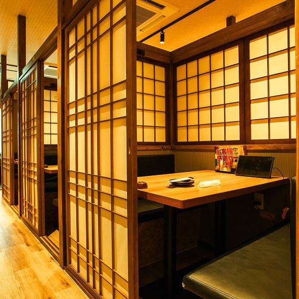 【完全個室完備】店内に入ると隠れ家のような寛ぎの空間が広がります。個室席は2名様から団体様まで幅広く対応！最大70名様までの個室もご用意可能です。お仕事帰りの飲み会、接待や二次会、各種ご宴会をお楽しみください。飲み放題付コースは多様な価格帯でご用意しております◎ただいま飲み会・宴会のご予約受付中！