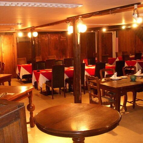 The interior is spacious! We also accept reservations for private parties.