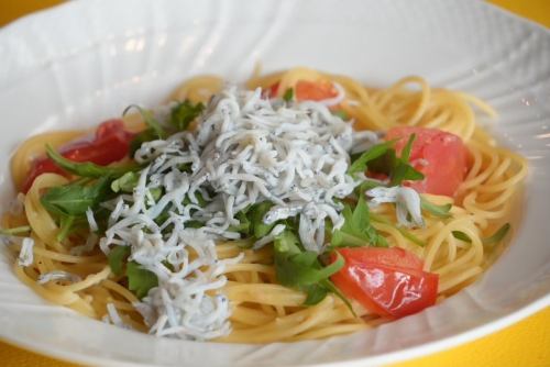 シラスと千葉県産フレッシュトマト、水菜のスパゲッティ