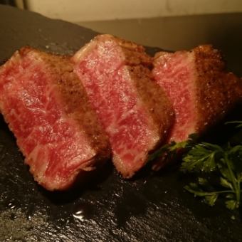 【限時特惠：¥8,500 → ¥7,980】包含烤牛臀肉主菜在內的六道菜「特製」套餐