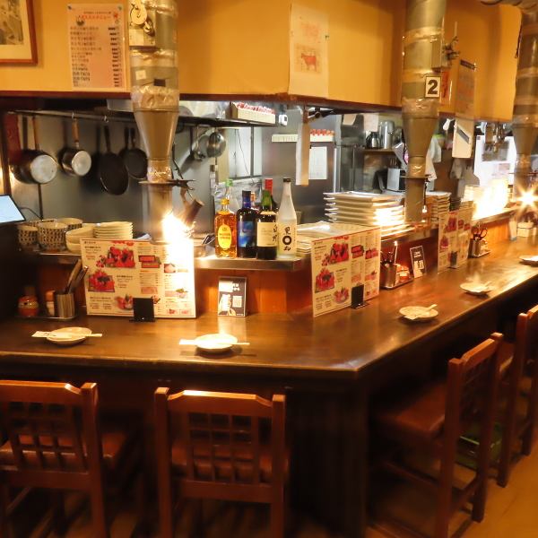お一人様や少人数でのご利用に便利なカウンター席は、スタッフとの会話や調理の活気を間近に感じられる特等席です♪一方で、広々としたテーブル席は友人同士の集まりや会社宴会にも使い勝手抜群◎木の温もりを感じるテーブルと座り心地の良い椅子が、長居したくなるようなリラックスした空間を作り出しています！