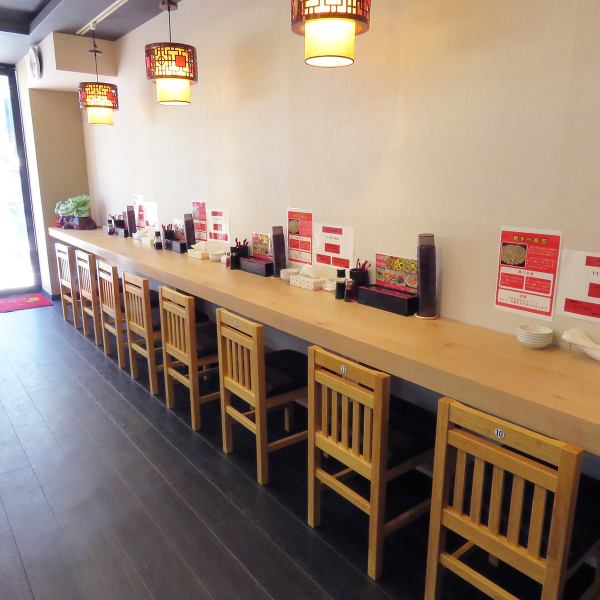 There are 16 counter seats that you can use alone with peace of mind! Lunchtime and daytime drinking are also welcome, and there is a homey atmosphere that is perfect for everyday use ☆ The casual atmosphere makes it appealing, and you can also enjoy visiting with friends ♪ Please come and spend a relaxing time ◎