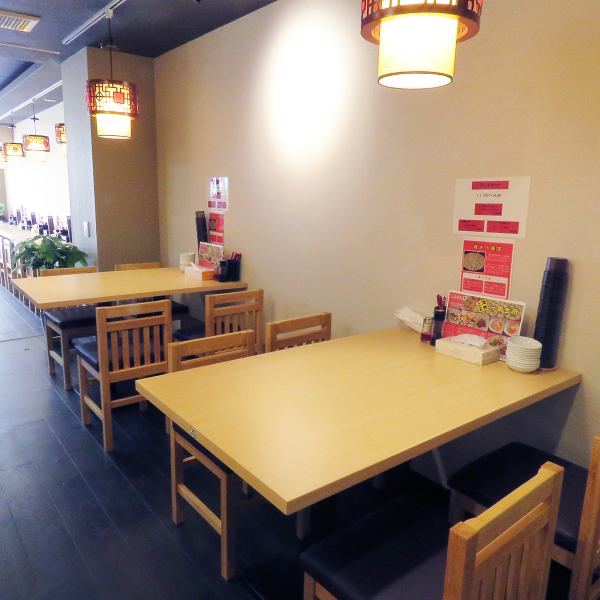 There are two tables for four people.It's perfect for gathering with close friends, and also great for everyday use♪ The tables can be connected to accommodate up to 10 people, making it convenient for large gatherings◎ The homey atmosphere will provide everyone with a fun time☆ Please come and visit us!