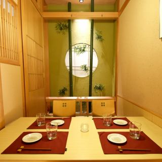 最大4名様でご利用頂ける和風個室は人気のお席です。週末や繁忙期のご予約はお早めにお問い合わせ下さい。札幌駅での宴会や飲み会に最適です。