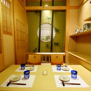 대나무와 일본식 접시가 장식된 개인실 공간은 3~4명으로.차분한 분위기 속에서 느긋하게 보내십시오.