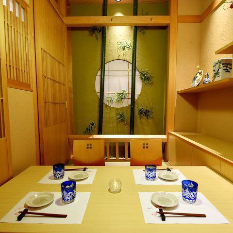 A private room with a sunken kotatsu that can be used by 4 people.We have several similar rooms available.You can spend your time without worrying about your surroundings.For banquets, drinking parties, girls' associations ◎