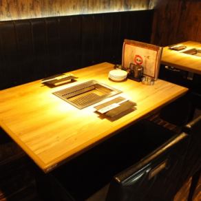 深みのある色合いのインテリアと、明るい照明が落ち着く店内は、シーンを問わないおしゃれで上質な空間です。