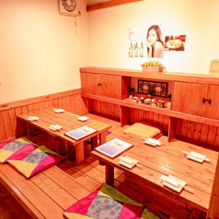 The tatami room can accommodate up to 10 people.