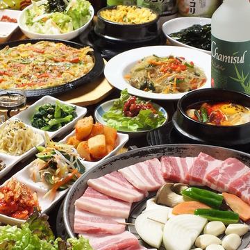 The "Nuna no Ie" banquet course where you can eat authentic Korean home-cooked food in Kanda starts from 4980 yen for 2 hours.